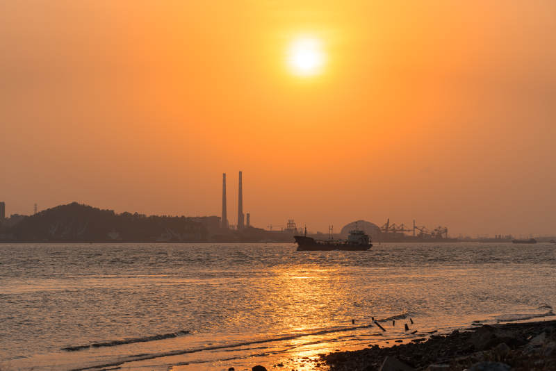 夕阳下的工业海岸线图片