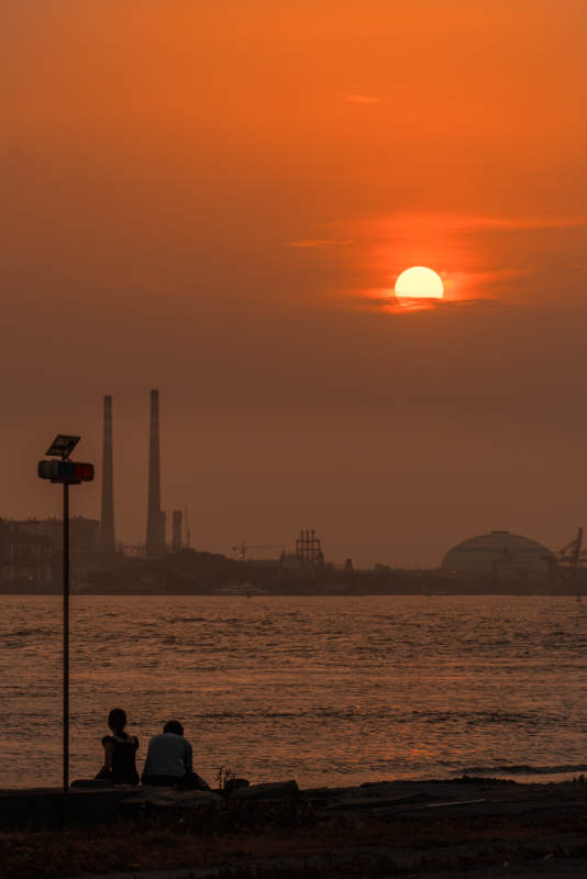 夕阳下的工业风景图片