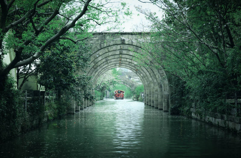 江南水乡古桥游船图片