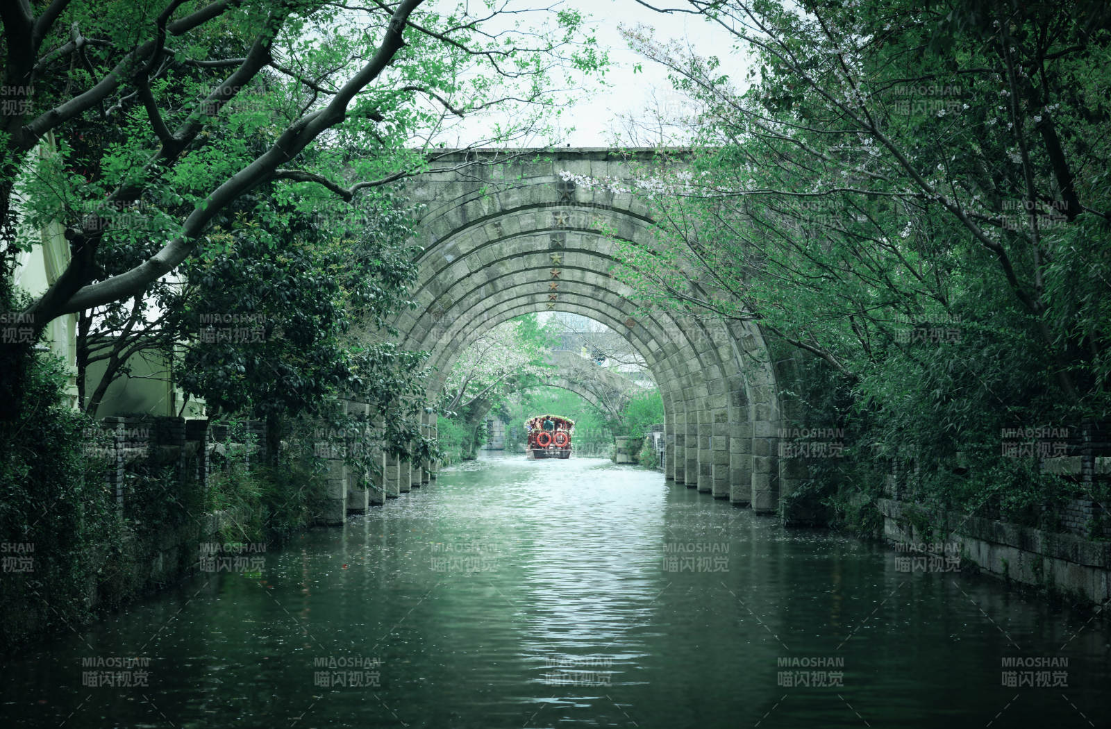 江南水乡古桥游船图片
