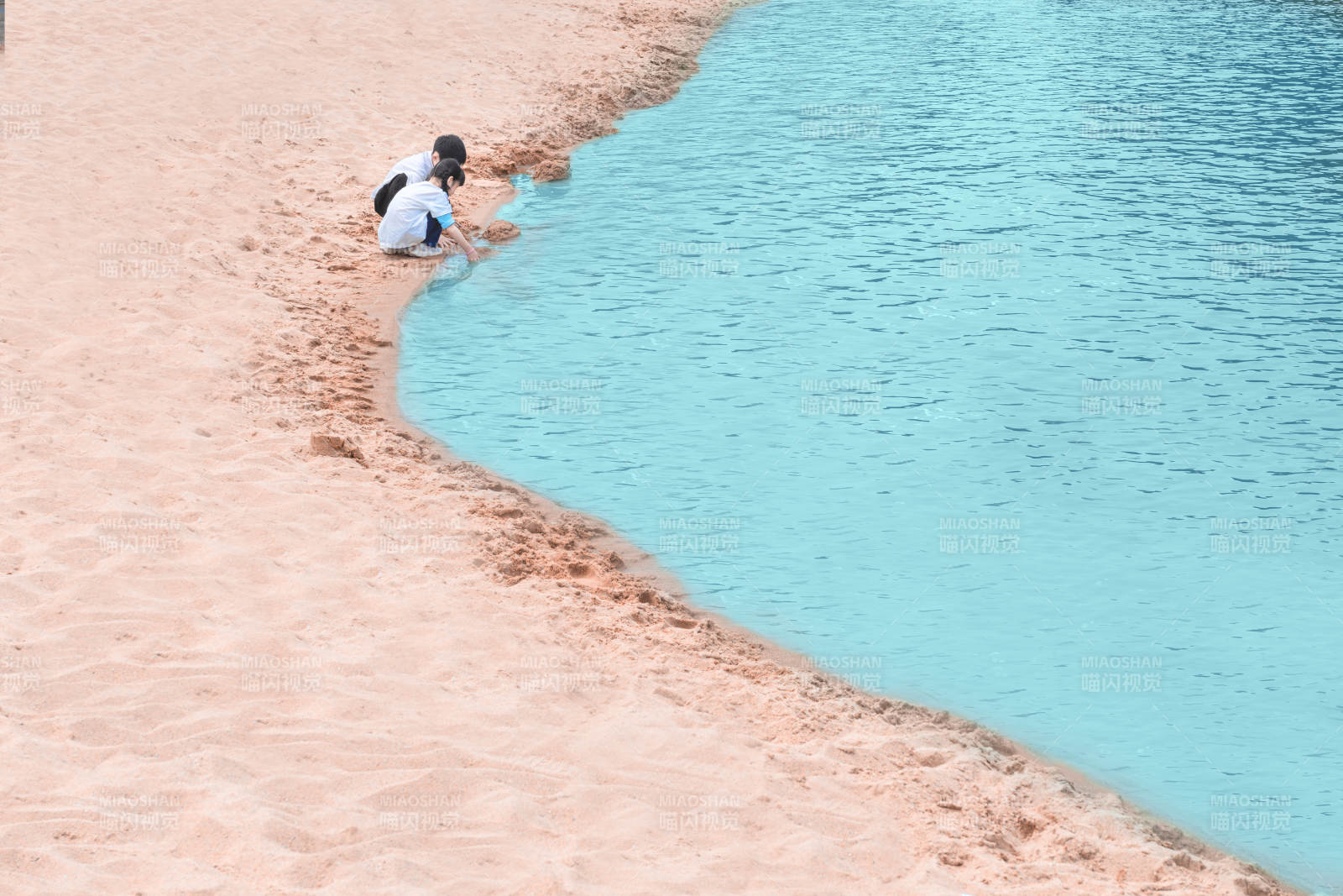 沙滩戏水童趣多图片