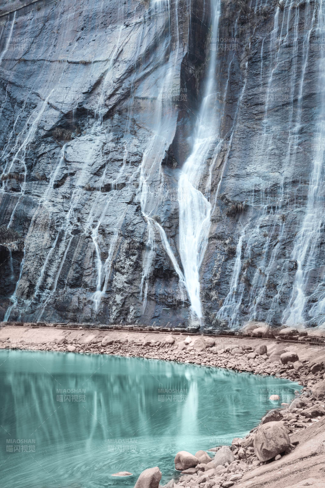 冰川瀑布与碧蓝湖图片