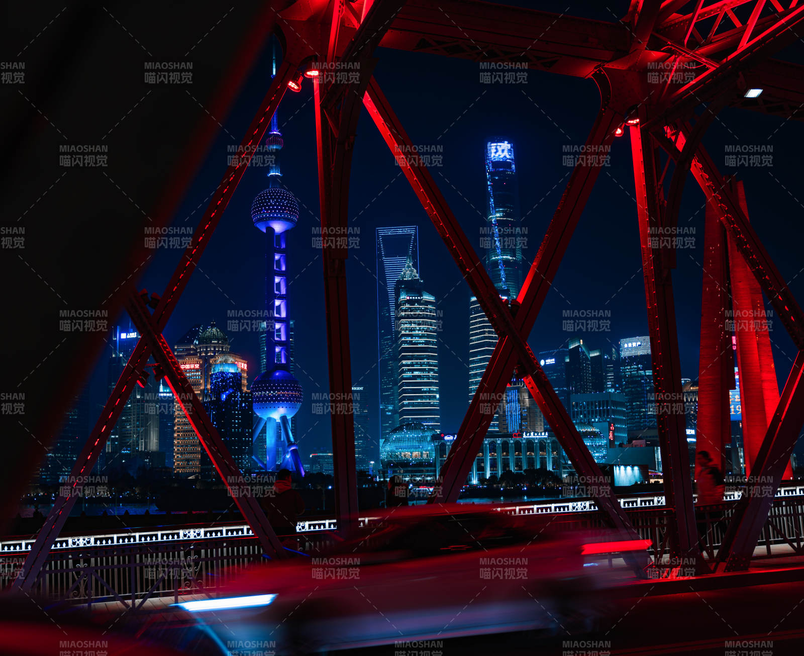 夜幕下的城市剪影图片