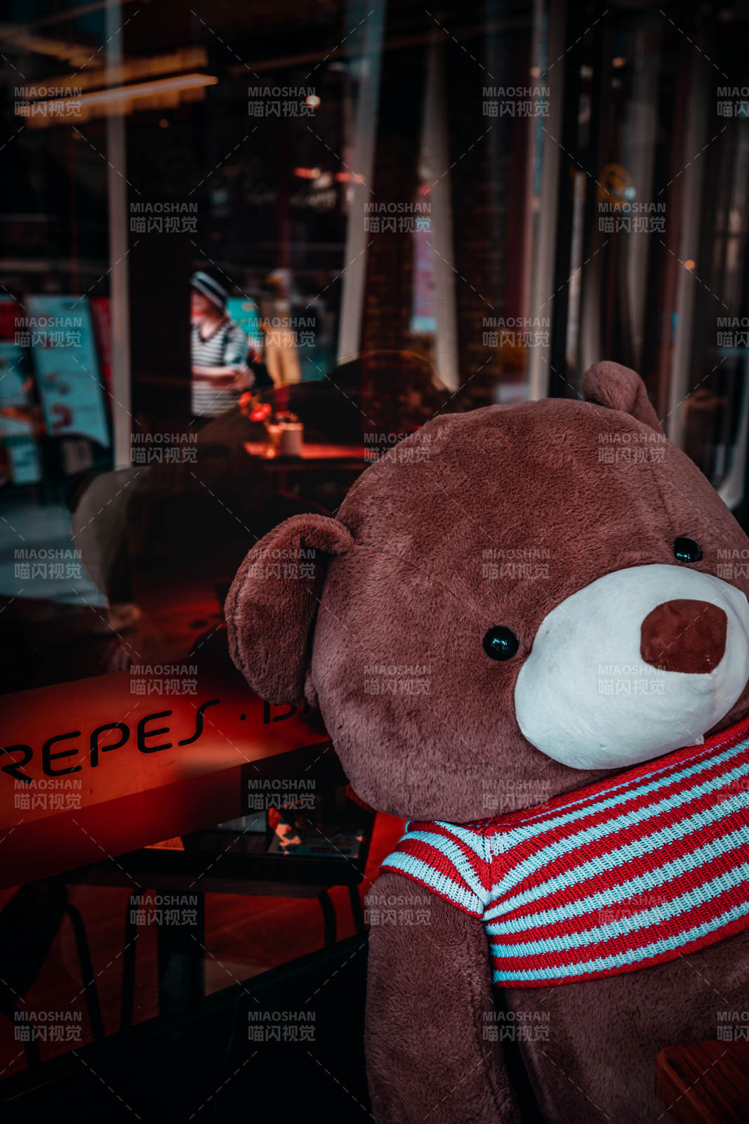 咖啡馆里的泰迪熊图片