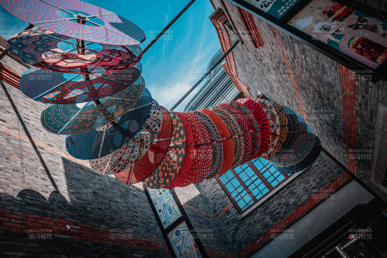 悬空的彩色伞阵图片