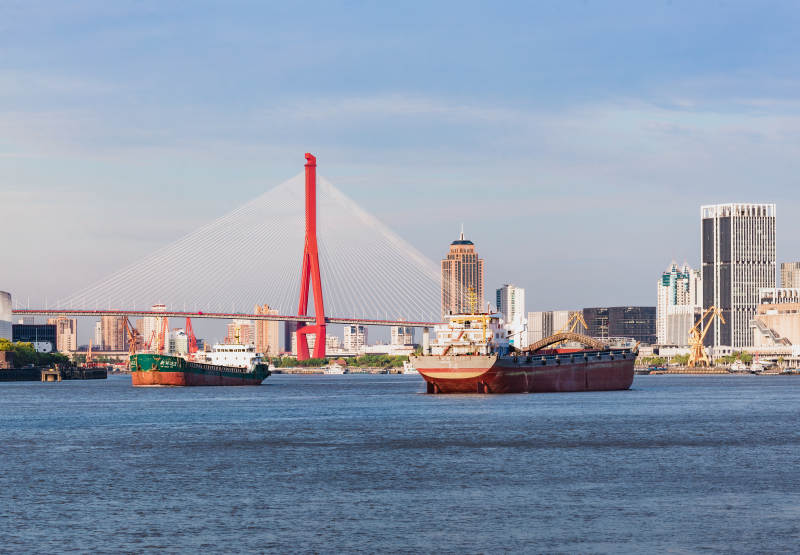 上海杨浦大桥与船只图片