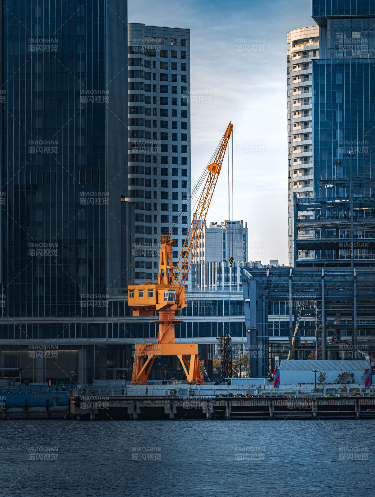 城市河畔的黄色起重机图片