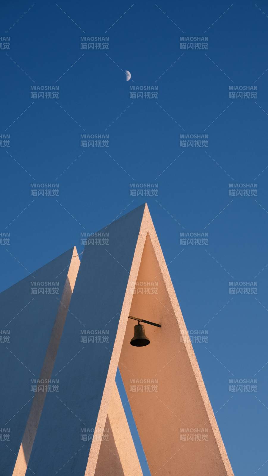 教堂尖塔与月亮图片