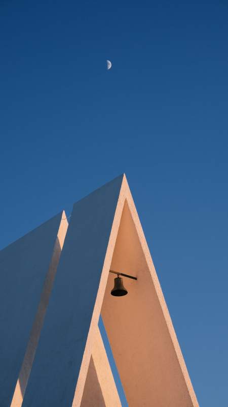 教堂尖塔与月亮图片