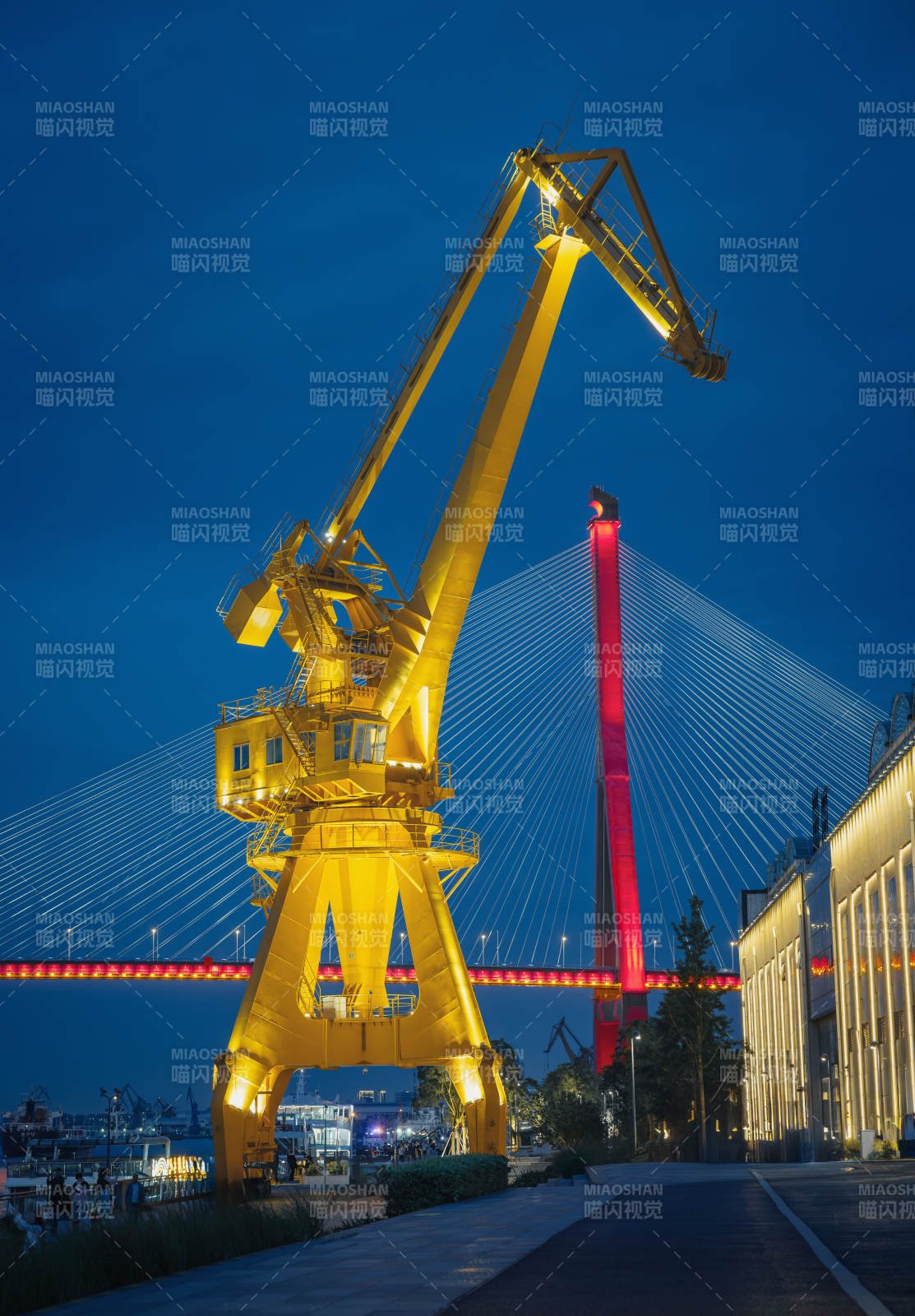 夜幕下的工业起重机图片