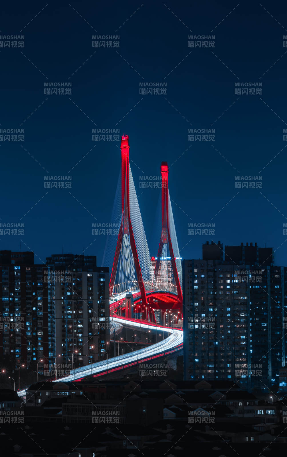 夜色中的红色大桥图片
