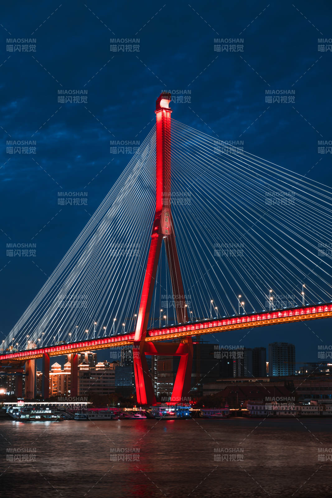 夜色中的红色大桥图片
