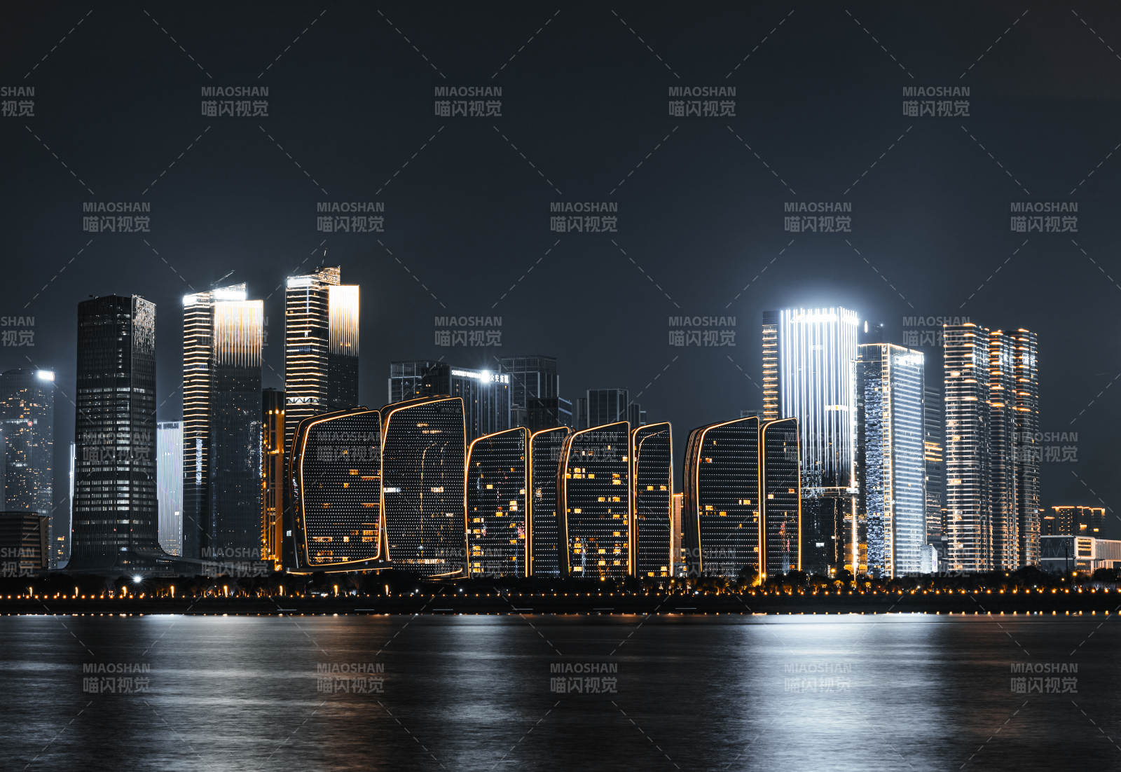 夜色中的杭州钱江新城天际线图片