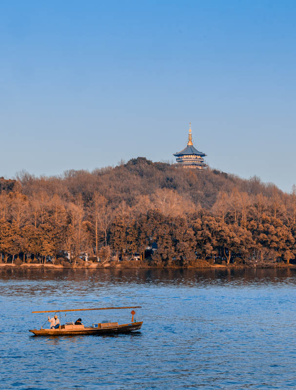 西湖游船与雷峰塔图片