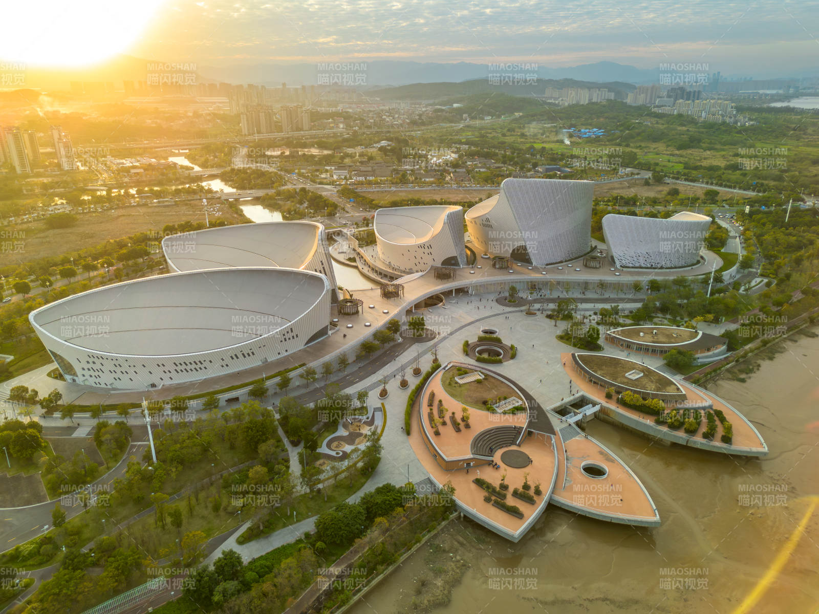 日落时分的福州海峡文化艺术中心图片