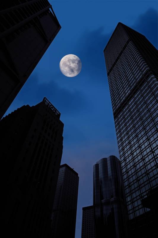 都市夜色与明月图片