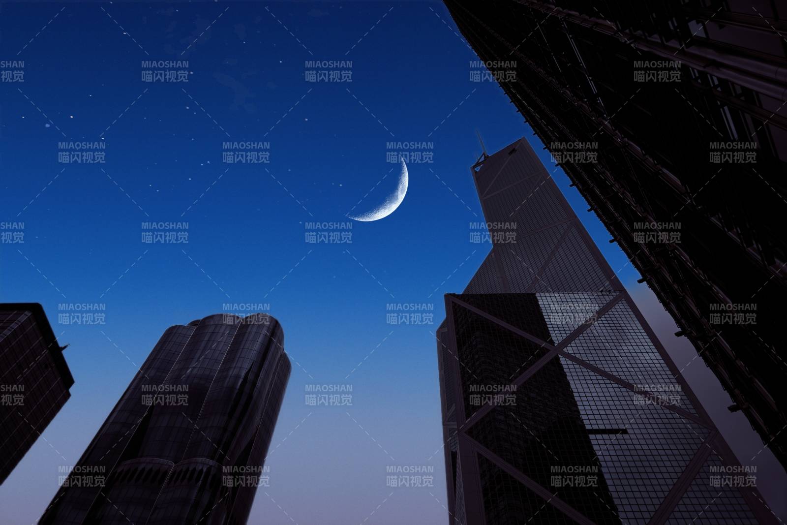 都市夜空中的新月图片