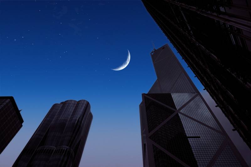 都市夜空中的新月图片