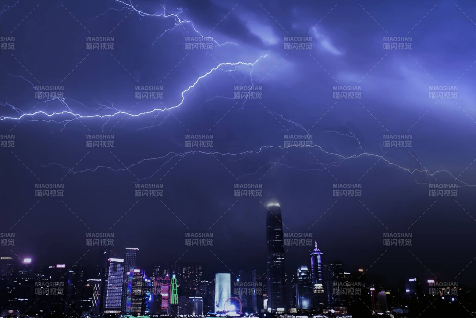 雷电交加的香港城市夜景图片