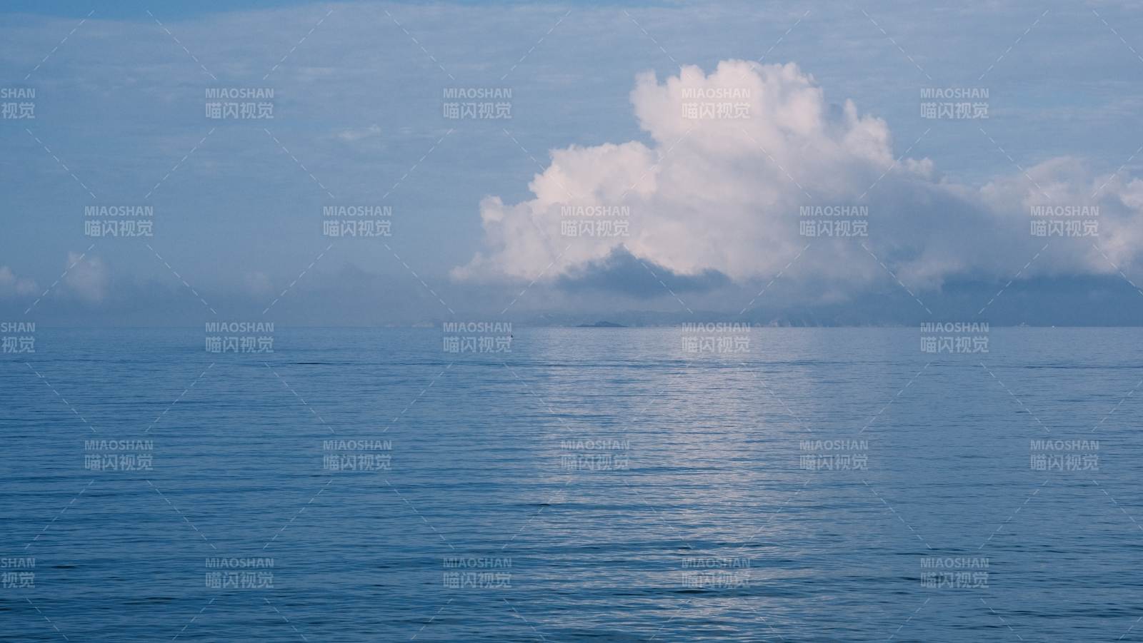 海天一色 云影波光图片