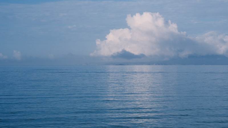 海天一色 云影波光图片