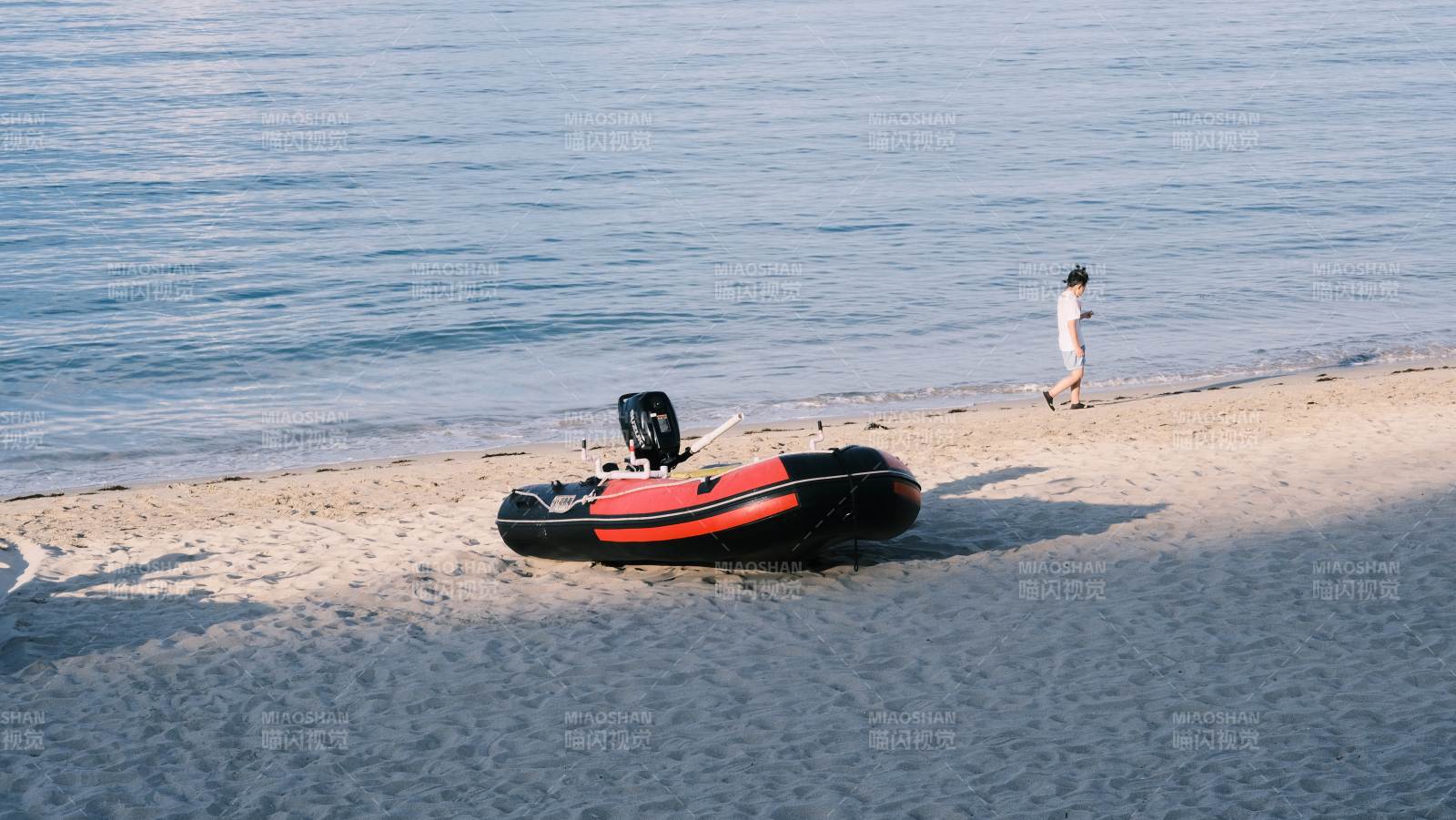 海滩上的孤独船只图片