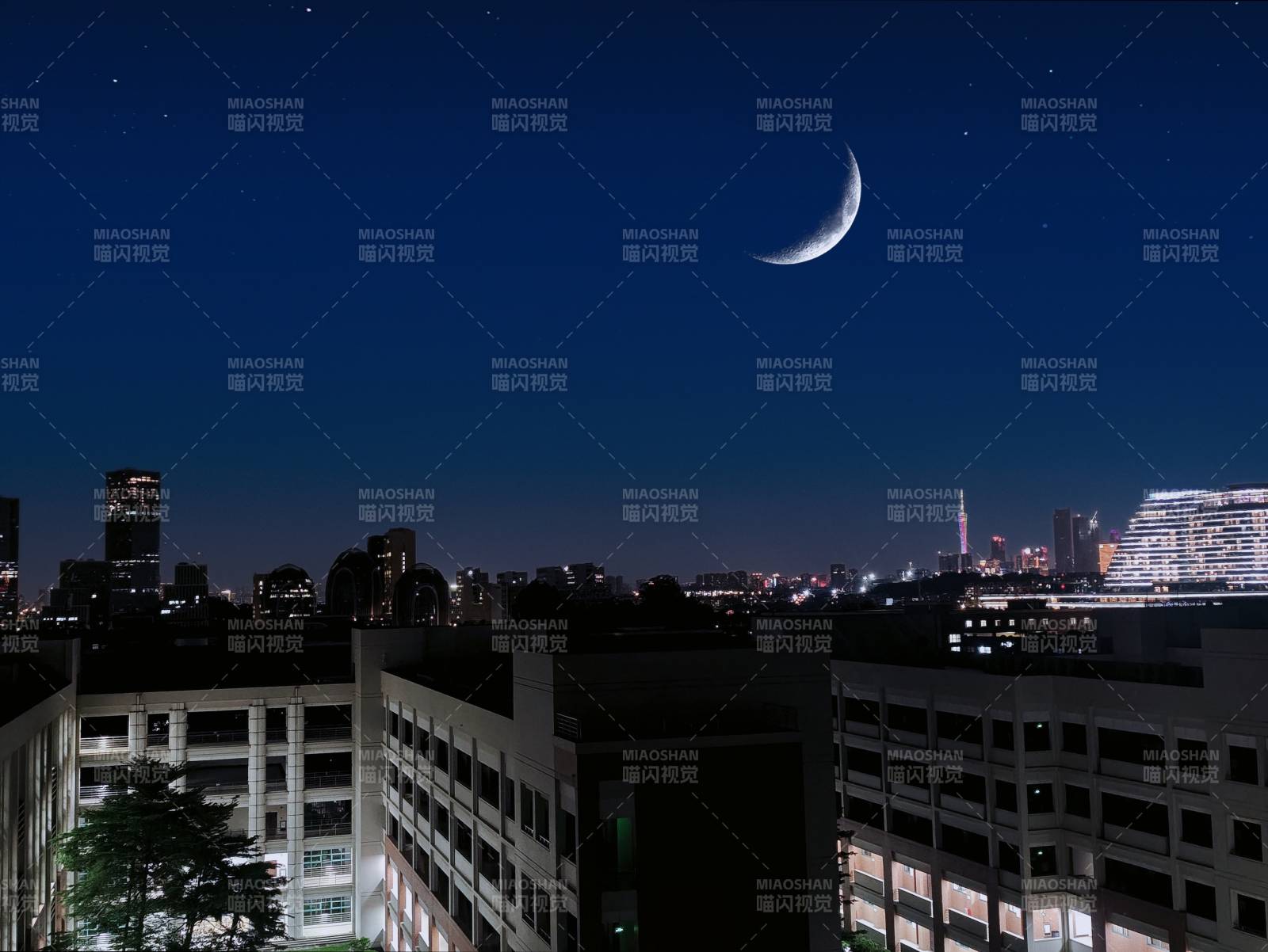 城市夜空中的新月图片