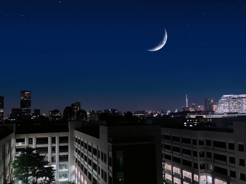 城市夜空中的新月图片