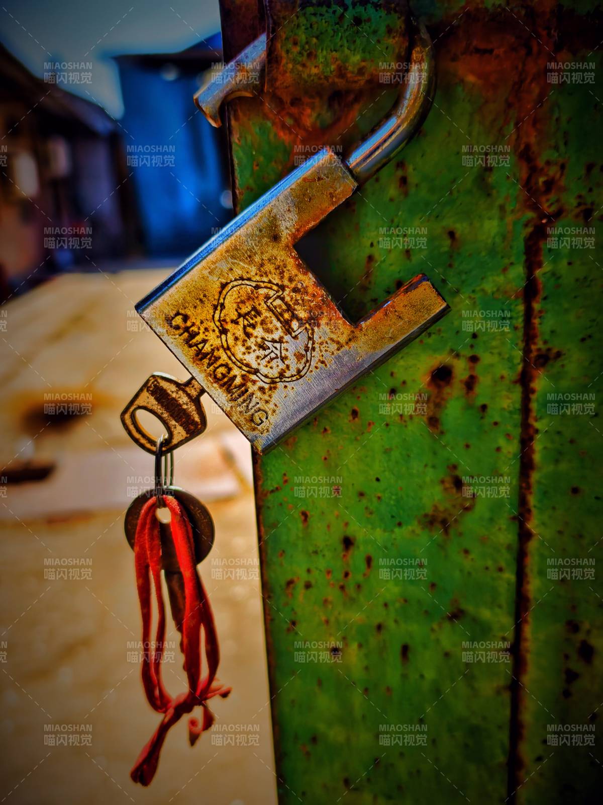 旧锁与红绳图片