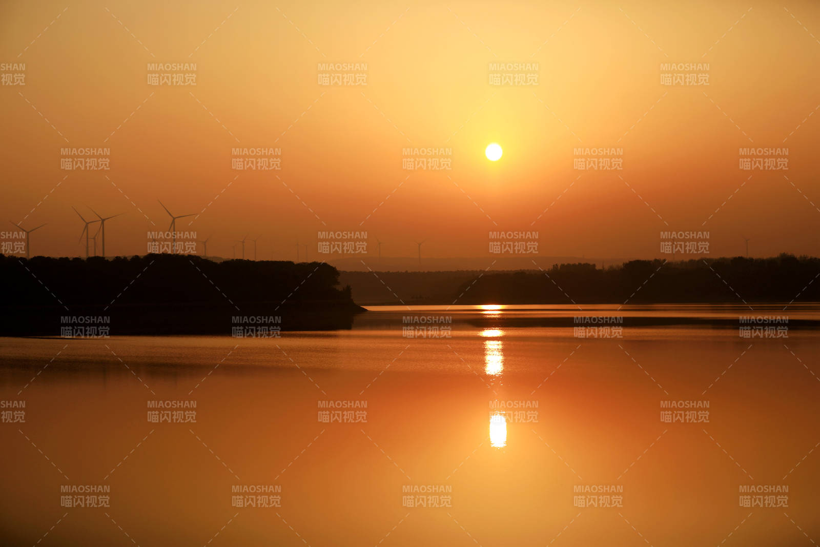 夕阳映湖风车影图片