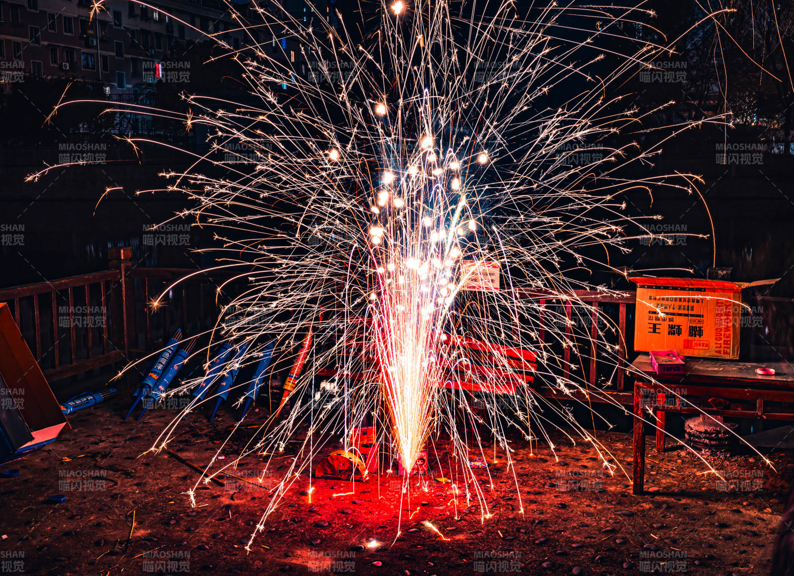 烟花绽放夜空图片