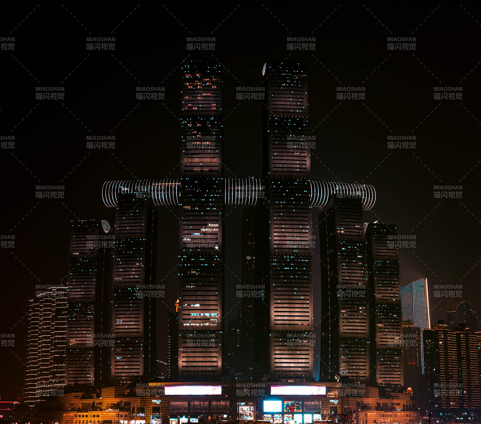 夜幕下的未来建筑群图片