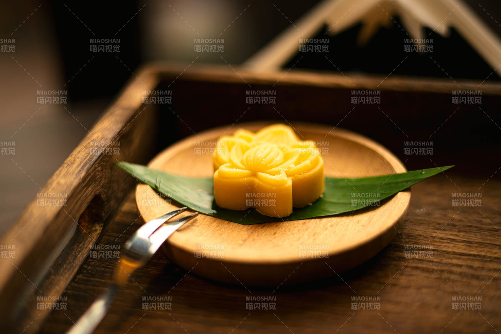 金黄色花朵甜点图片