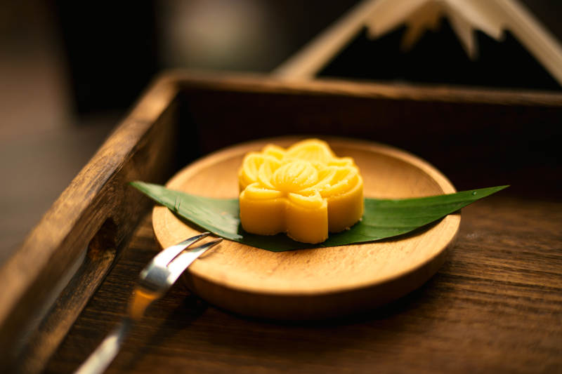 金黄色花朵甜点图片