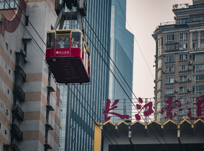 城市缆车穿梭图片