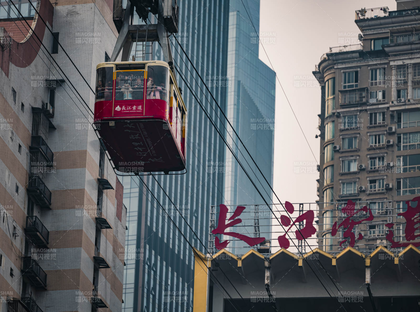 城市缆车穿梭图片