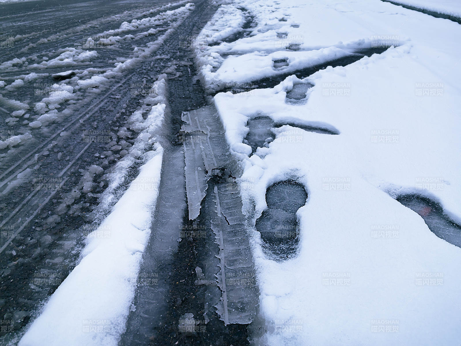 冰雪覆盖的路面图片