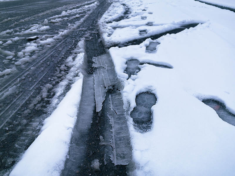 冰雪覆盖的路面图片
