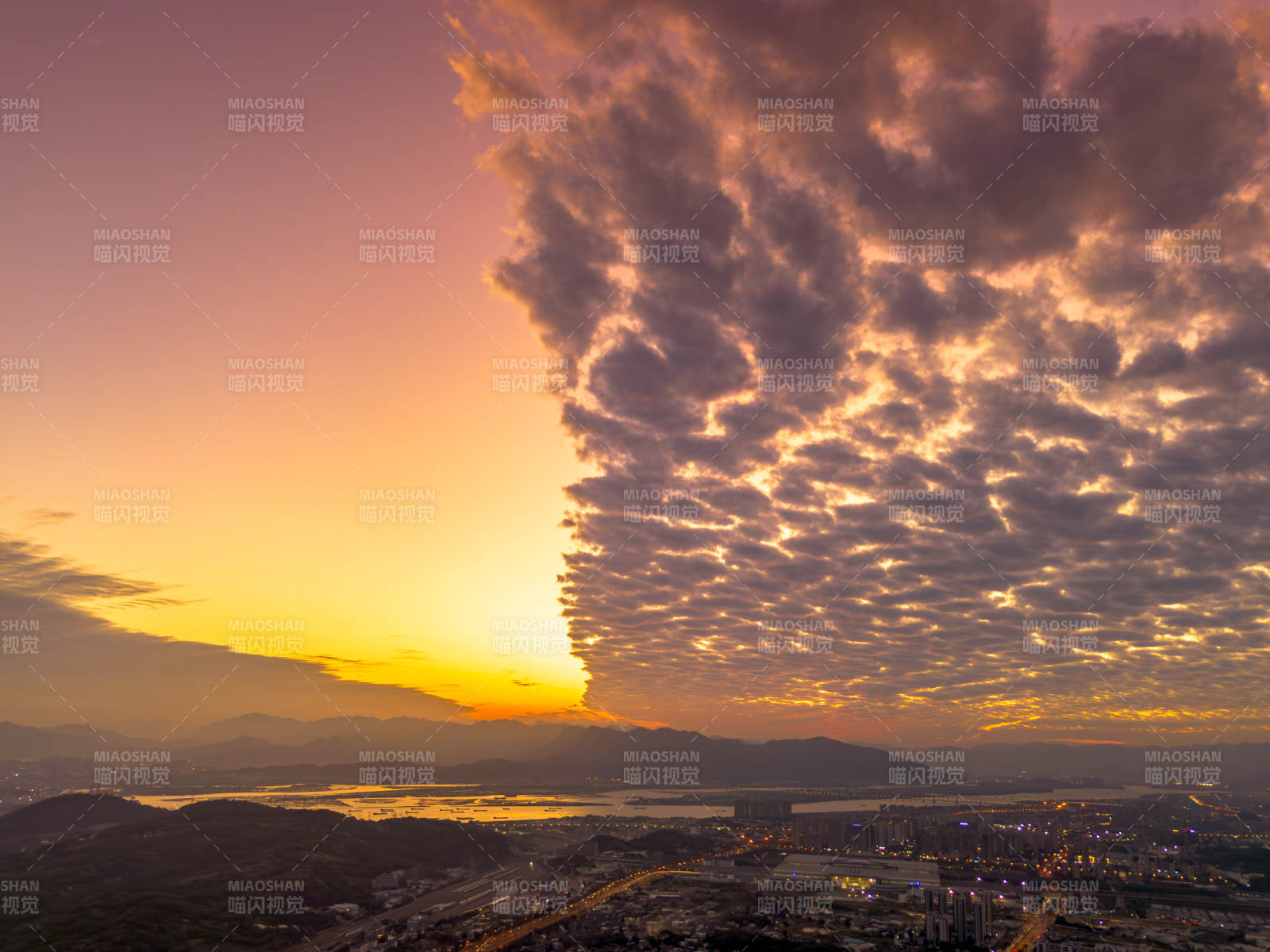 夕阳下的城市与云海图片