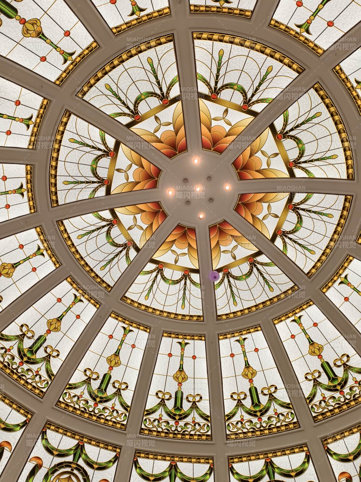 华丽穹顶的光影艺术图片