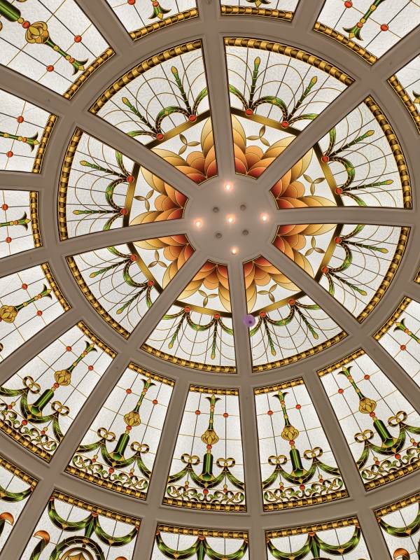 华丽穹顶的光影艺术图片