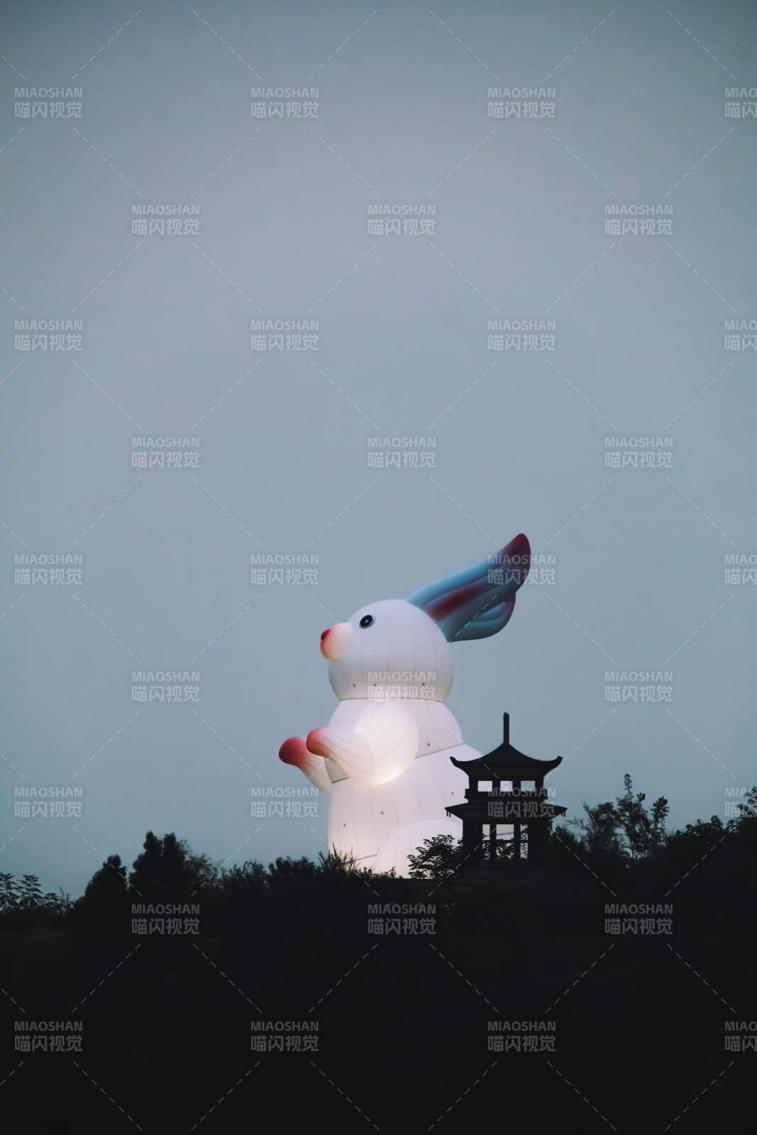 夜幕下的发光兔子灯图片