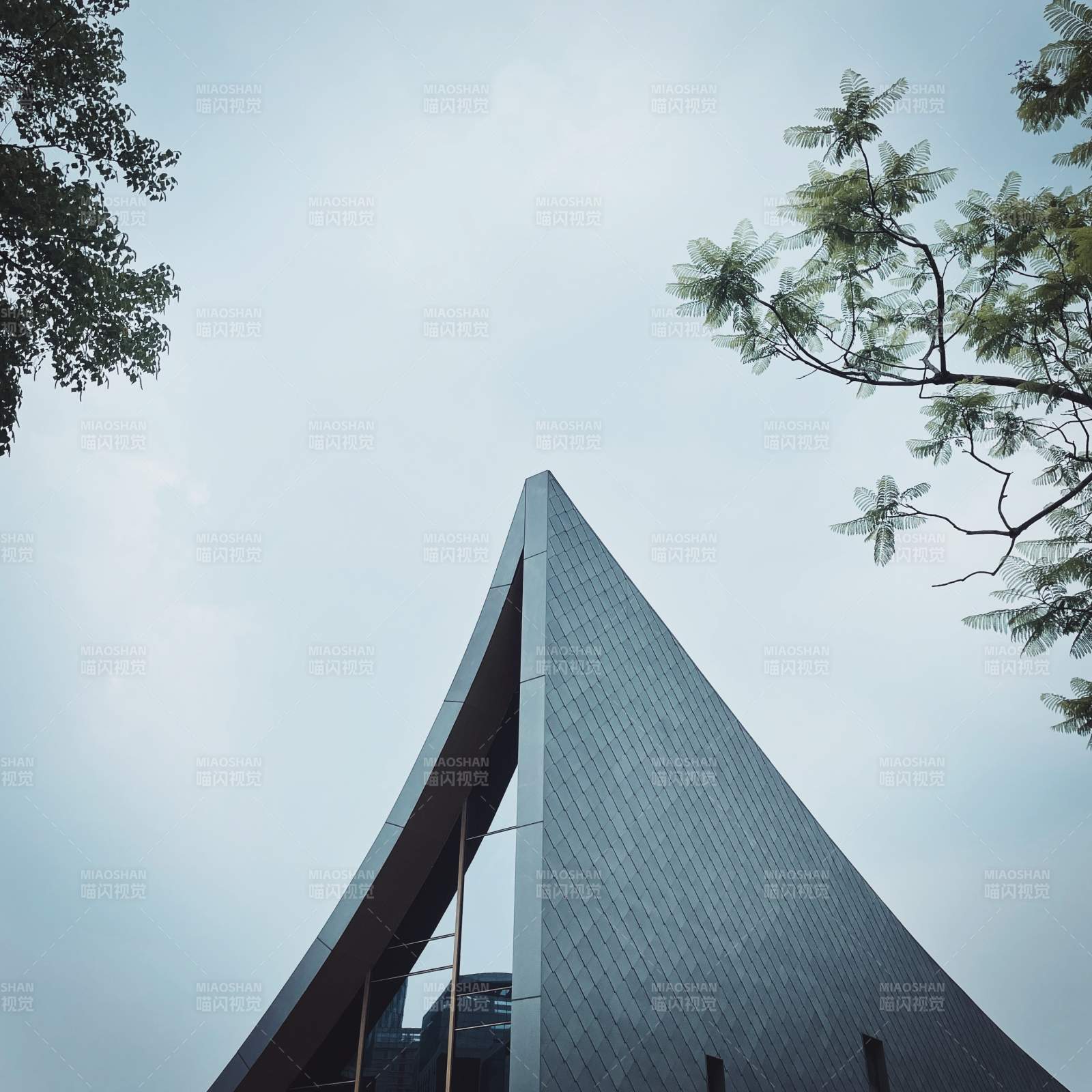 尖塔建筑与天空图片