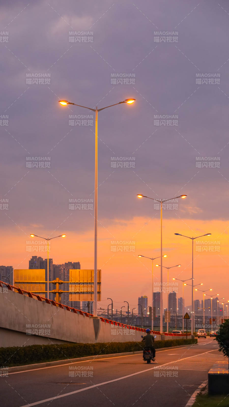 夕阳下的城市骑行图片