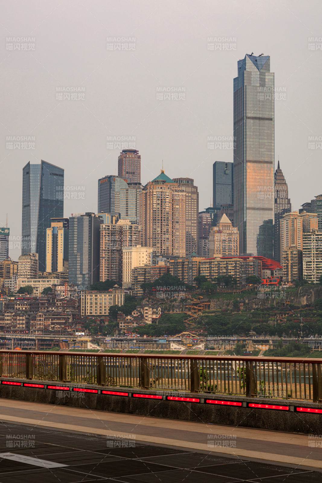 城市天际线与桥梁图片