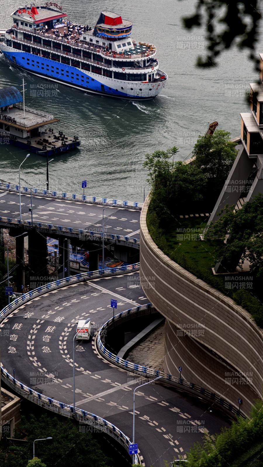 江边公路与游轮图片