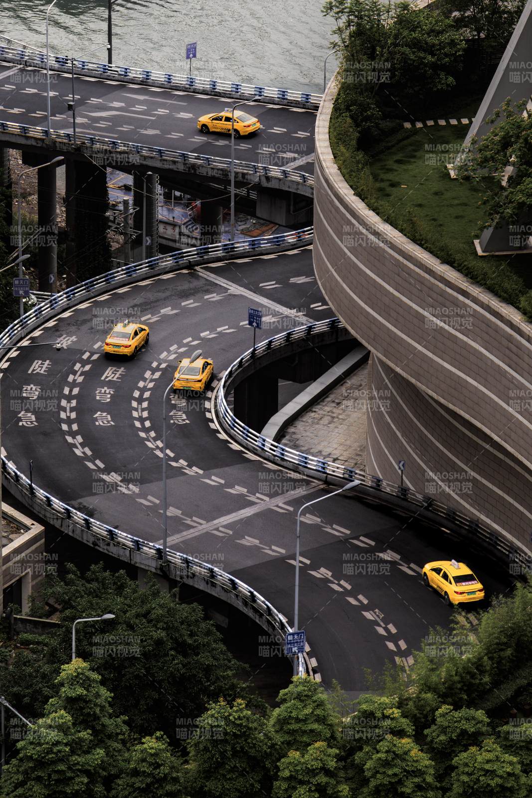 城市立交桥上的黄色出租车图片