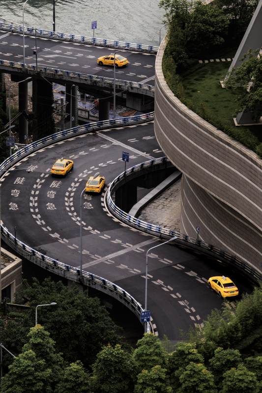 城市立交桥上的黄色出租车图片