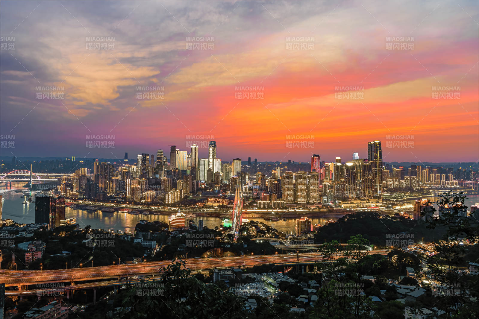 重庆渝中日落时分的城市天际线图片