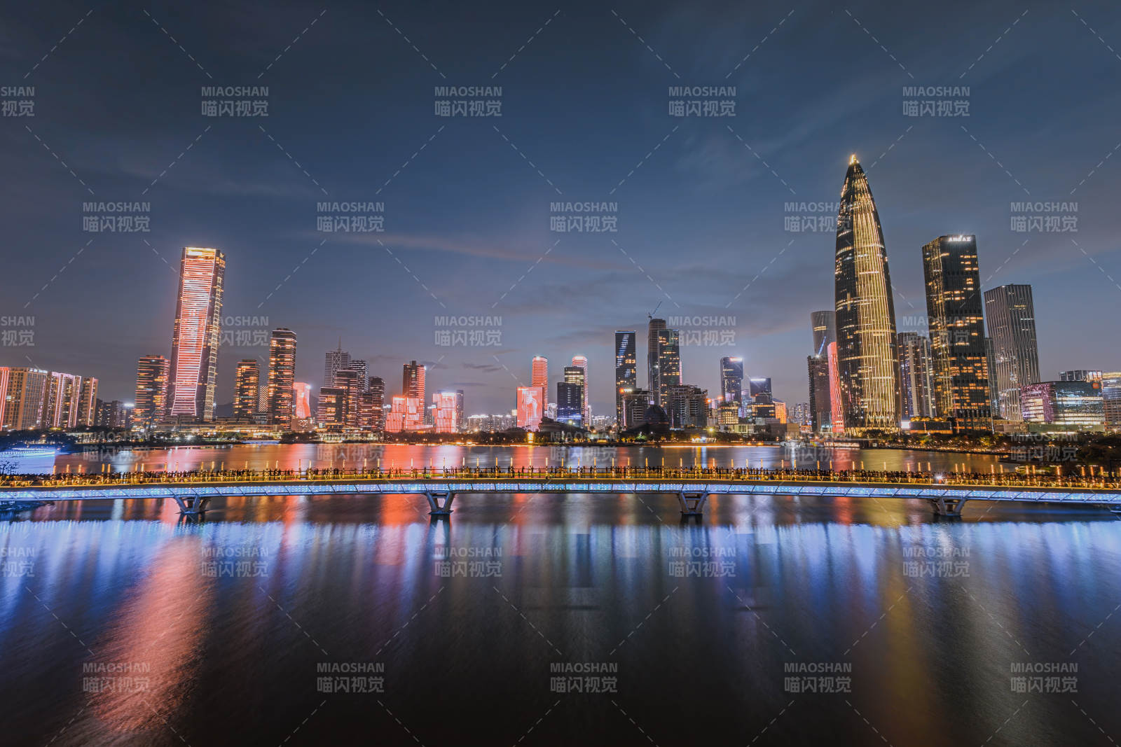夜色中的城市天际线图片